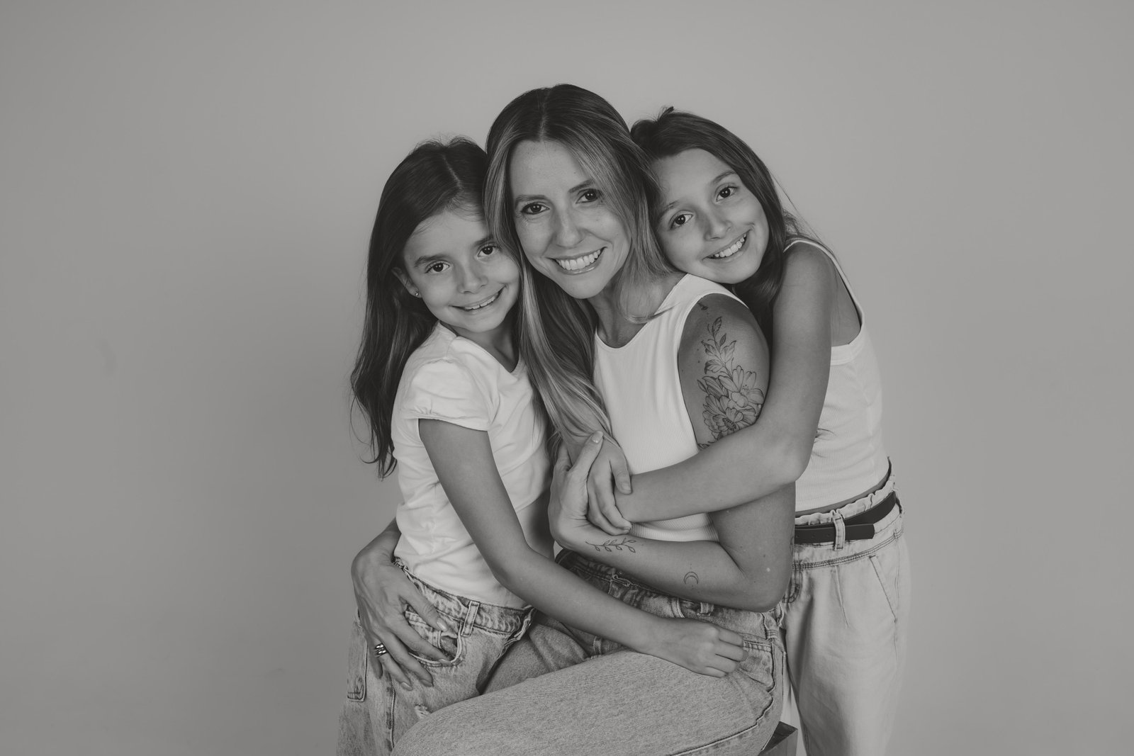 Mãe com filhas em momento afetuoso