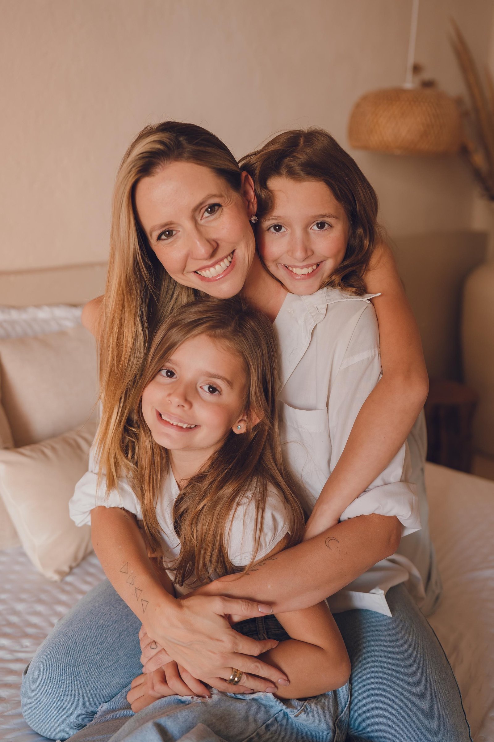 Momento afetuoso entre mãe e filhos